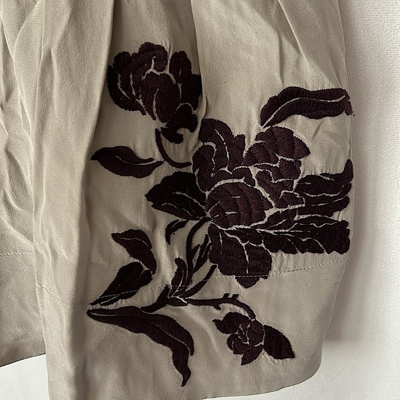 Lithe Anthropologie Grey Embroidered Floral Short Sleeve Silk Shirt Top *Sz 8* - Picture 6 of 7